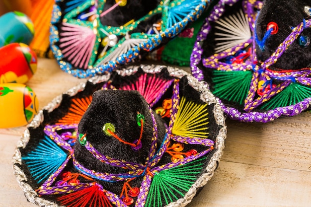 Decorações de mesa coloridas tradicionais para celebrar a Fiesta.