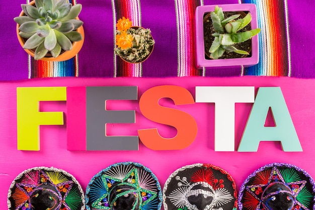 Foto decorações de mesa coloridas tradicionais para celebrar a fiesta.