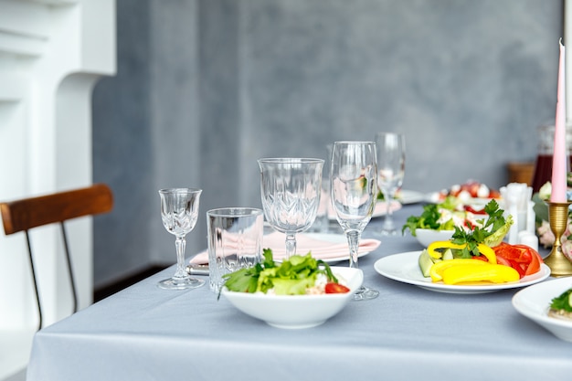 Foto decorações de mesa para férias e jantar de casamento. mesa posta para férias, eventos, festas ou recepção de casamento no restaurante ao ar livre