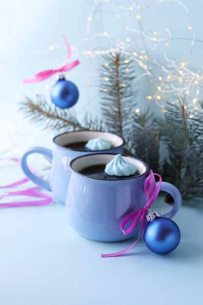 Decorações de Natal, algumas xícaras de café com merengues e ramos de abeto caramelo