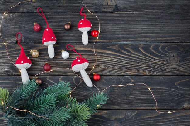 decorações de Natal artesanais, bolas de árvore de Natal, um ramo de abeto e guirlanda