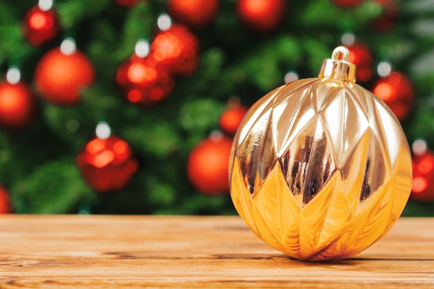 Decorações de natal-árvore de peles na mesa de madeira fechar