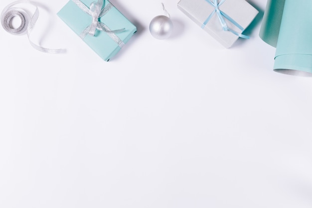 Decorações de Natal azuis e prateadas