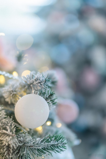 Decorações de Natal bola branca pendurada em galhos de pinheiro na neve e árvore de Natal guirlanda d