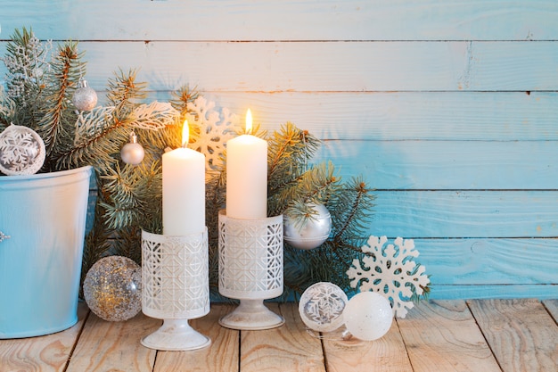 Decorações de Natal branco em fundo azul de madeira