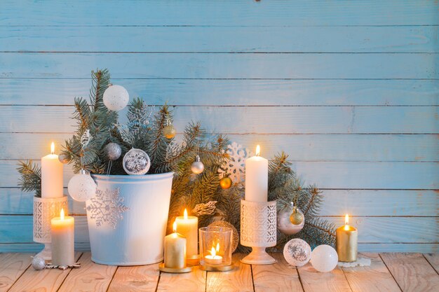 Decorações de Natal branco em fundo azul de madeira