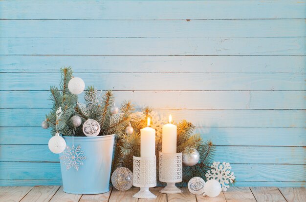 Decorações de Natal branco em madeira azul