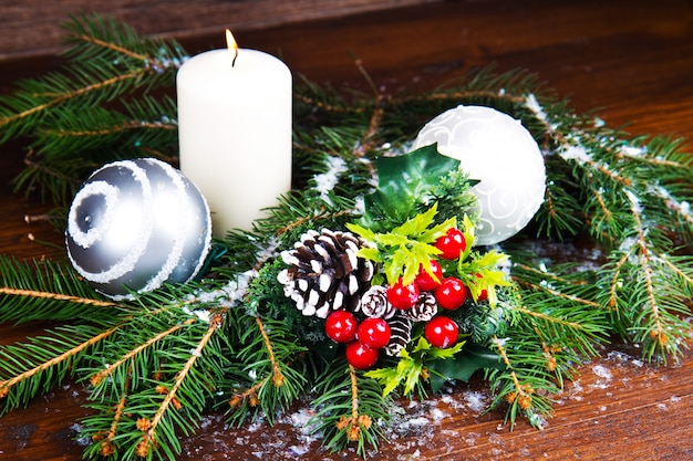 Decorações de Natal branco em ramos de abeto