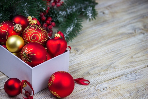 Decorações de Natal brinquedos presentes em um fundo de madeira.