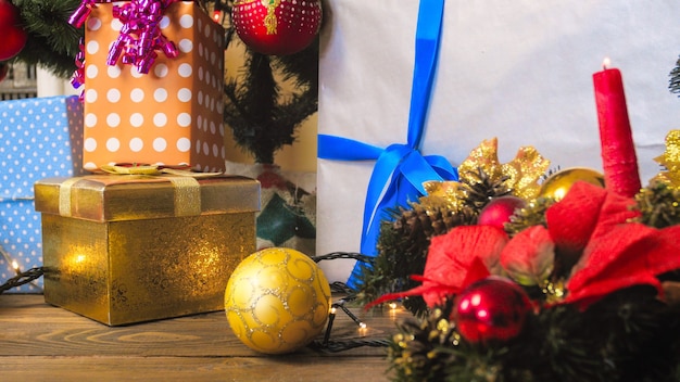 Decorações de natal coloridas, presentes e grinalda com velas na sala de estar