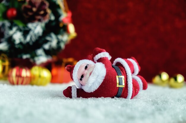 Decorações de natal com neve e fundo vermelho. close up e foco seletivo.