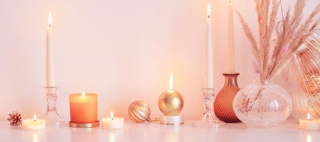 Decorações de Natal com velas acesas em quarto branco