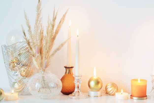 Decorações de Natal com velas acesas em quarto branco