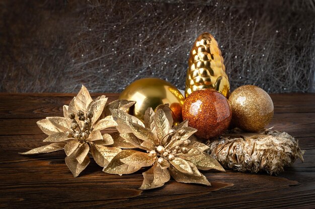 Decorações de Natal, decorações de ano novo em um fundo escuro de madeira