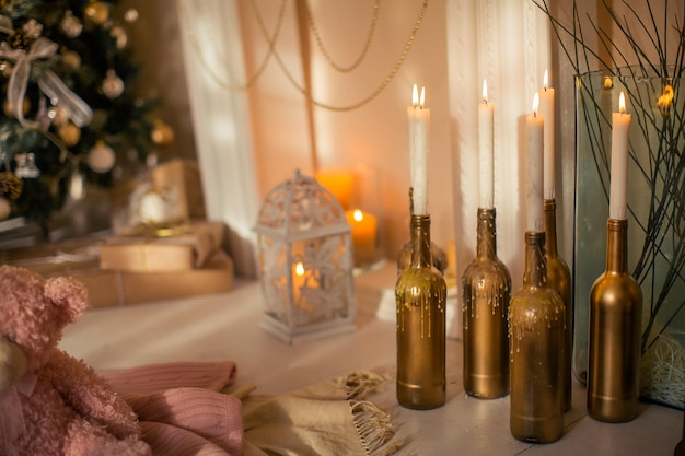 Decorações de natal douradas com grandes detalhes e uma bela composição