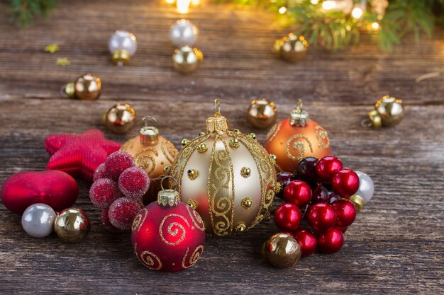 Decorações de Natal douradas e vermelhas com luzes