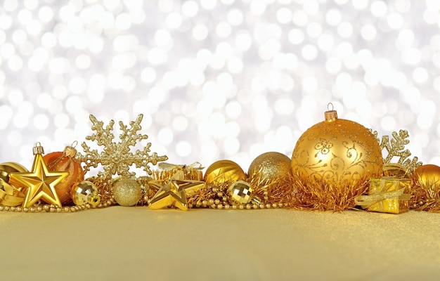 Decorações de Natal douradas em um fundo de bokeh