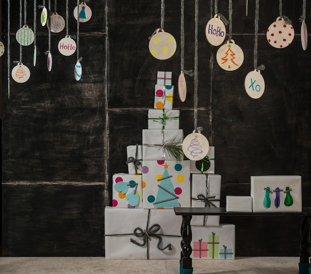 Foto decorações de natal e ano novo caixas de presente em um fundo escuro
