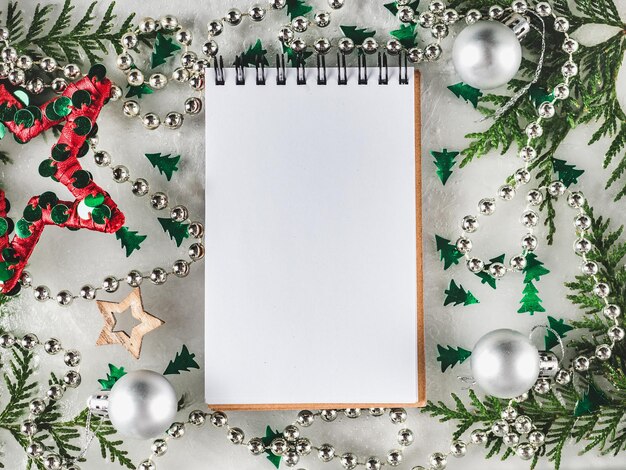 Decorações de Natal e Ano Novo e um lugar para sua inscrição de congratulações. Vista de cima, close-up, dentro de casa, sem pessoas. Foto de estúdio. Parabéns para família, amigos e colega