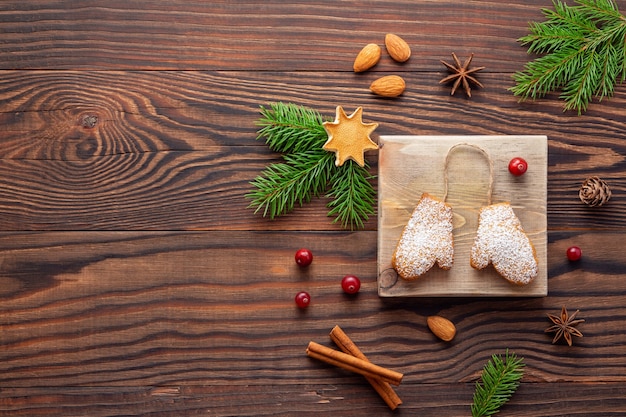 Decorações de Natal e biscoitos de aroma ou pão de gengibre em madeira
