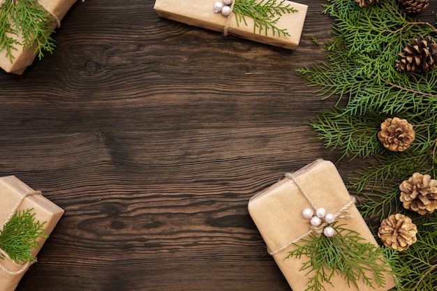 Decorações de Natal e caixas de presente na placa de madeira escura, com espaço de cópia
