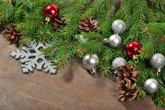 Decorações de Natal e galho de abeto e cones em um fundo de madeira