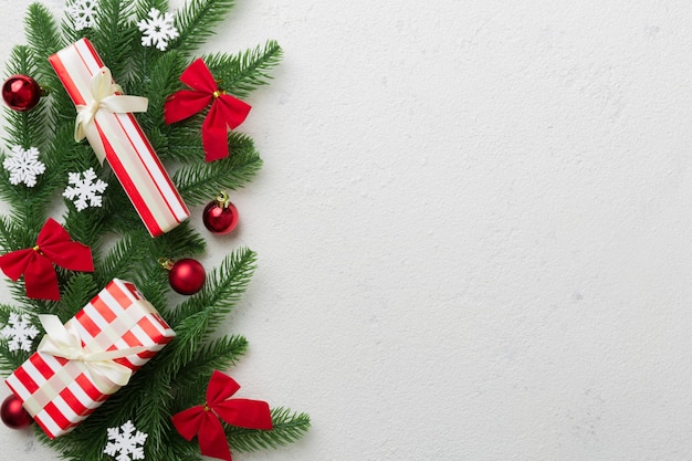 Decorações de Natal e galho de árvore do abeto e mesa escura de caixa de presente. Quadro de vista superior com espaço de cópia
