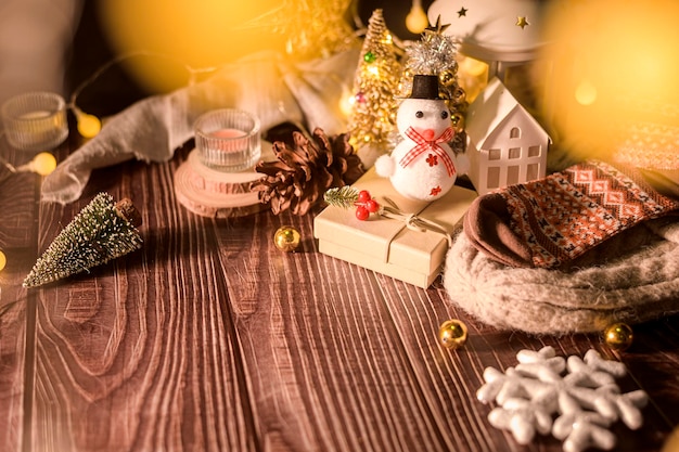 Decorações de natal e inverno na mesa de madeira com luzes decorativas de fundo de natal