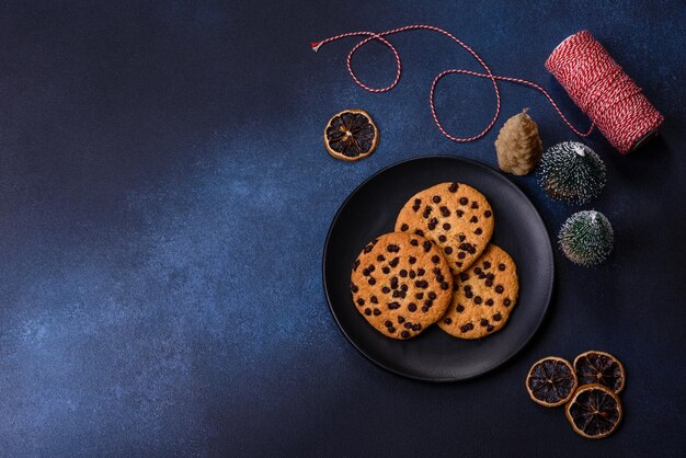 Decorações de natal e pães de gengibre em uma mesa de concreto escuro