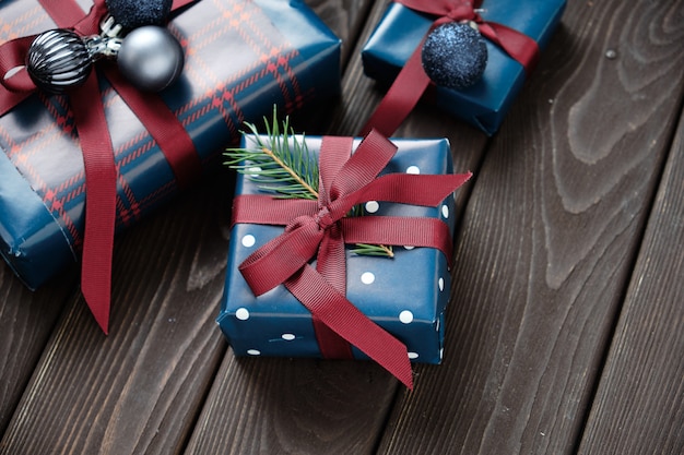 Foto decorações de natal e presentes de natal em uma velha mesa de madeira. fundo de natal.