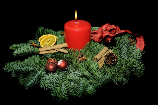 Foto decorações de natal e velas acesas na mesa