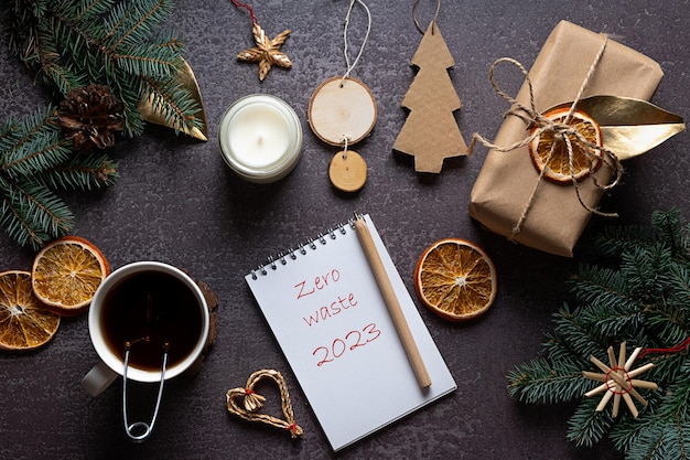 Decorações de Natal ecologicamente corretas e feitas à mão e um notebook com texto em fundo escuro