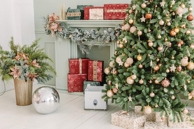 Decorações de Natal em casa. Árvore de Natal e lareira com caixas de presente. Clássico verde e vermelho