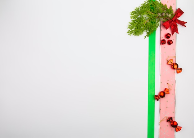 Foto decorações de natal em com espaço de cópia em fundo branco ramos de pinheiro fita arco doces