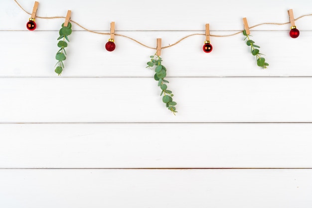 Decorações de Natal em fundo branco de madeira