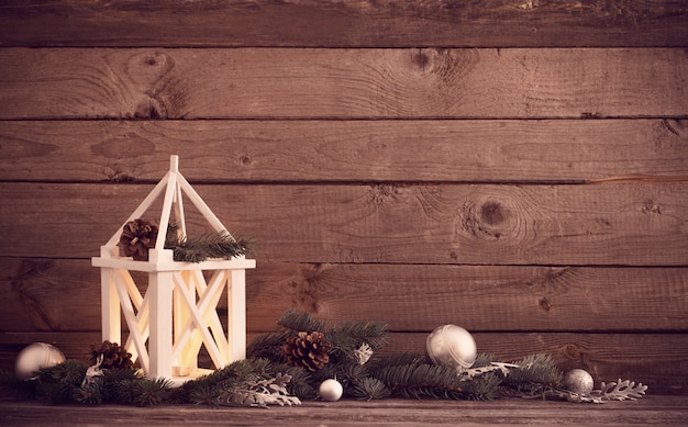 Decorações de natal em fundo escuro de madeira velha