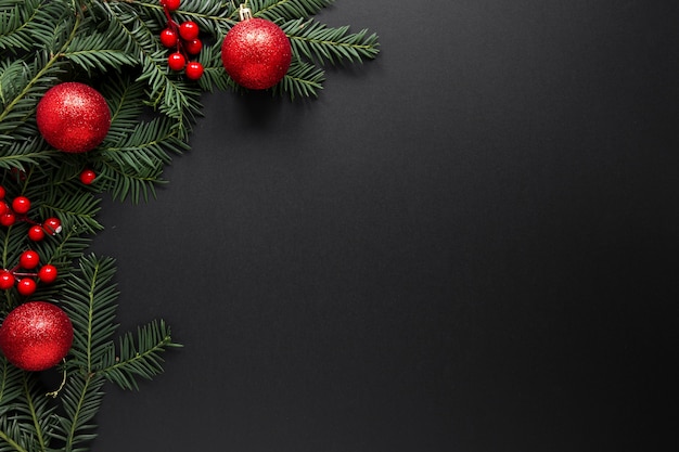 Decorações de Natal em fundo preto com espaço de cópia