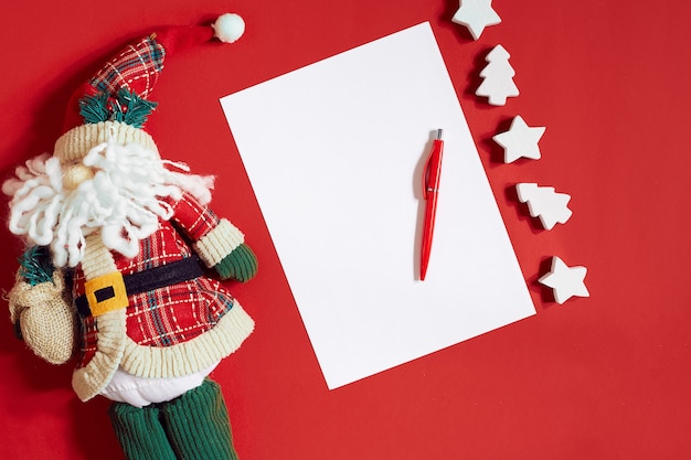 Decorações de Natal em fundo vermelho quente Natal e ano novo lugar temático para seus desejos de texto ...