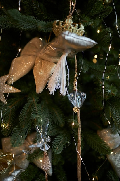 Decorações de Natal em uma árvore festiva. Fundo tradicional festivo para o ano novo.