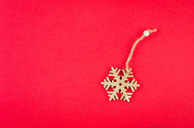 Decorações de Natal, floco de neve de madeira no conceito de férias de fundo vermelho