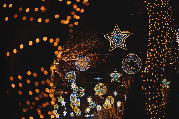 Decorações de natal iluminadas na rua