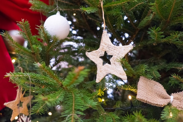 Decorações de Natal na árvore de Natal de materiais naturais fechados