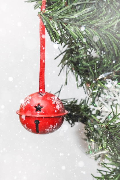 Decorações de Natal na árvore sob a neve