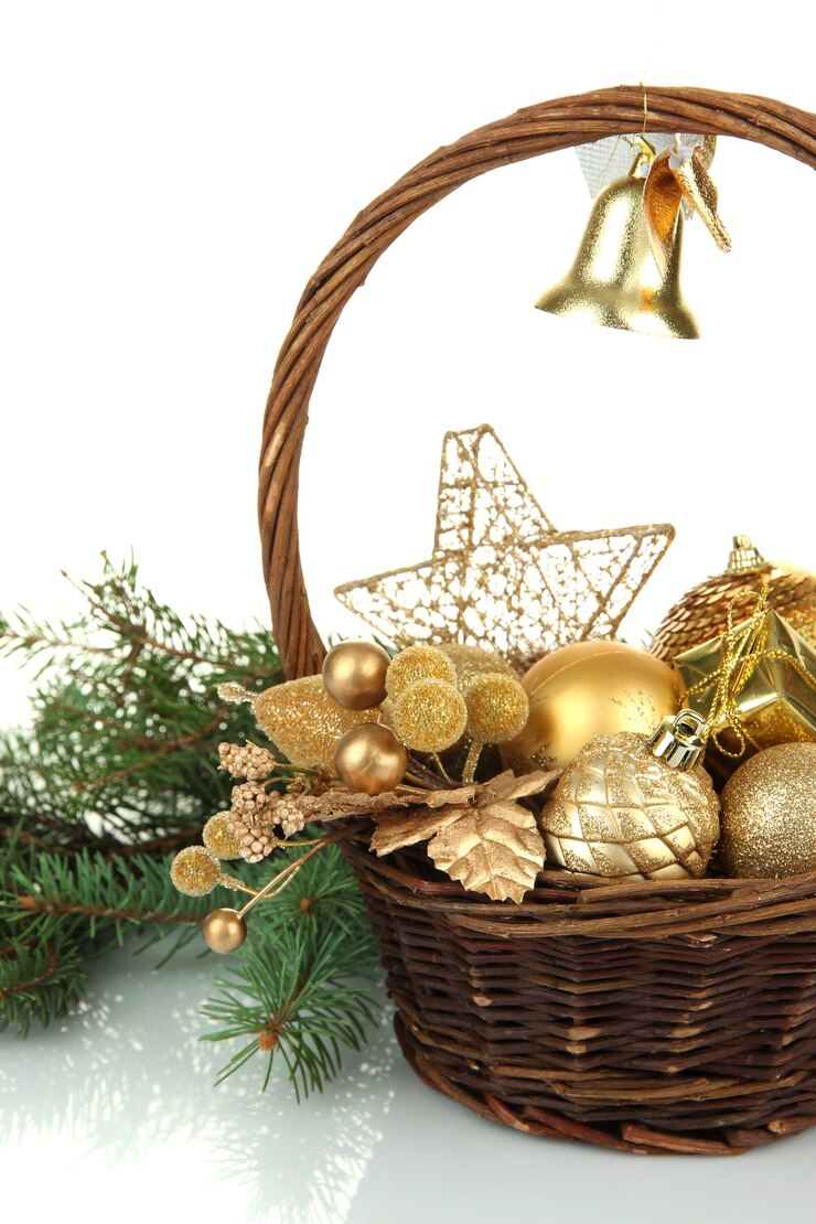 Foto decorações de natal na cesta e ramos de abeto isolados no branco
