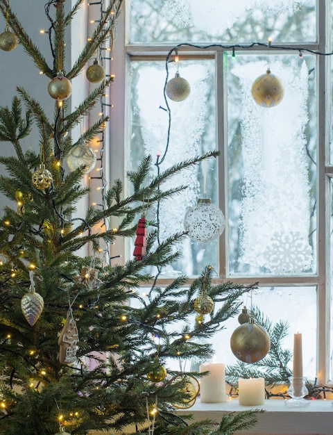 Decorações de natal na janela de madeira velha