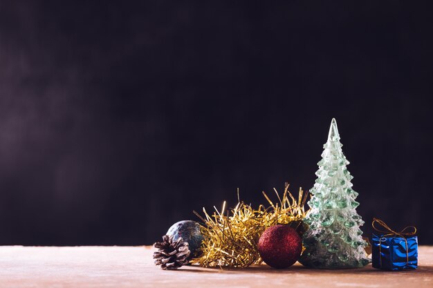 Decorações de natal na mesa de madeira, fundo preto, espaço livre para o texto