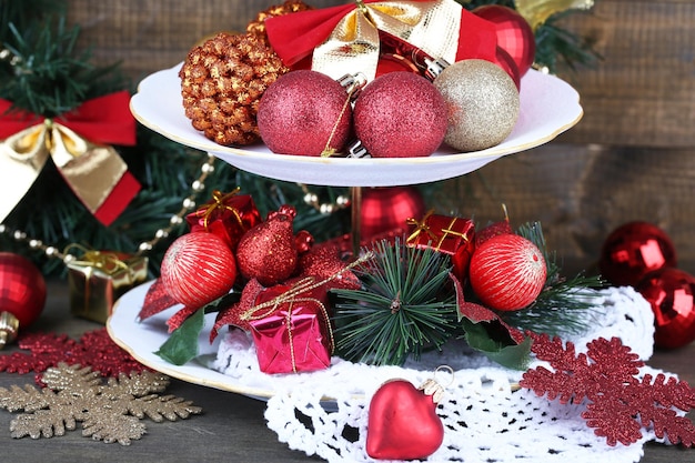 Decorações de Natal na mesa de sobremesas, em fundo de madeira