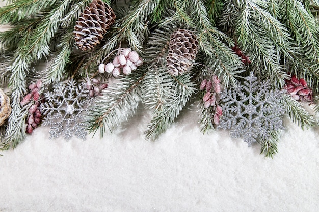 Decorações de Natal na neve com espaço de cópia