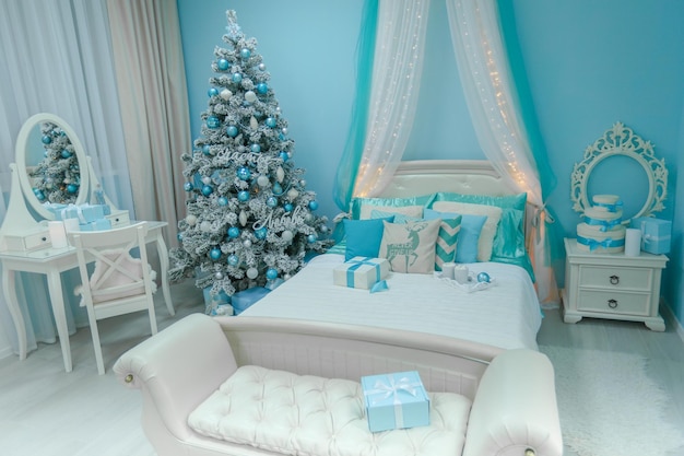 Decorações de Natal na sala da casa em detalhes em branco e azul