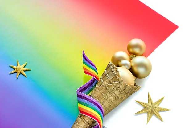 Foto decorações de natal nas cores da bandeira do arco-íris da comunidade lgbtq, desenho de borda para banner panorâmico de saudação